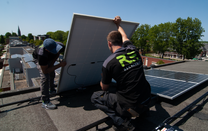 Zonnepanelen en laadpalen: Verduurzamen met een goed rendement
