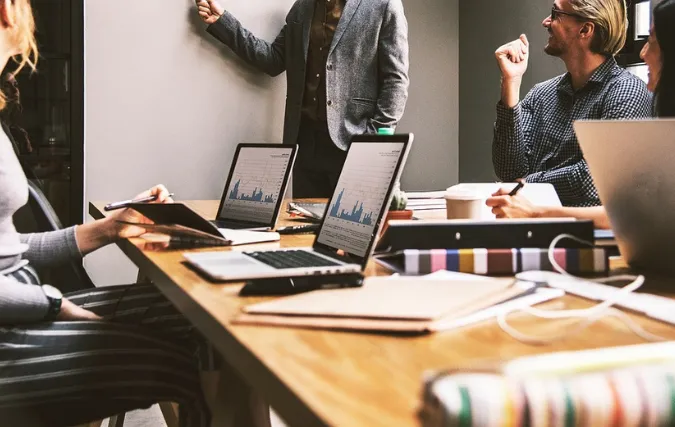 Innovatieve tafels voor een productieve kantooromgeving