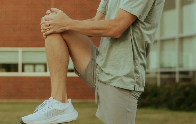 Een werknemer met een kapotte knie: hoe houd je de vaart erin?