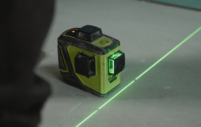 Welke laser past bij jouw bedrijf? Een vergelijking tussen kruislijn- en roterende lasers
