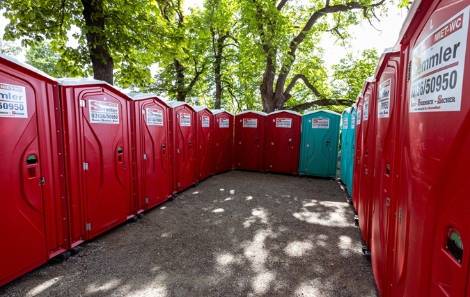 De ultieme gids voor het kiezen van mobiele toiletten voor jouw evenement