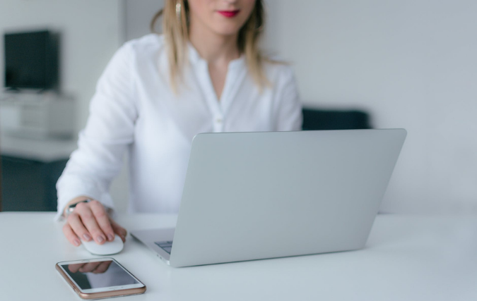 De pijlen gericht op mensen en robots