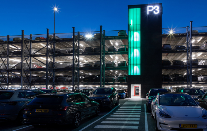 Mymesh rust nieuwe parkeergarage Eindhoven Airport uit met duurzaam en zelfregulerend verlichtingssysteem