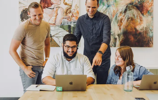 Personeel als merkambassadeur: waarom je team krachtiger is dan elke marketingcampagne