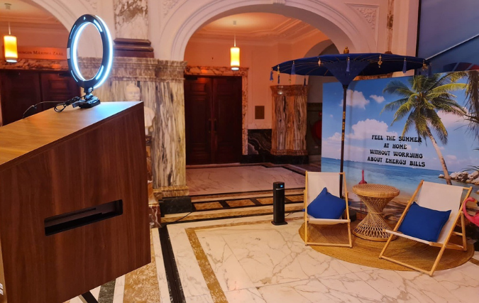 Maak Je Bedrijfsfeest Onvergetelijk met Een Photobooth van Djunes: Stijlvol, Gemakkelijk en Voordelig