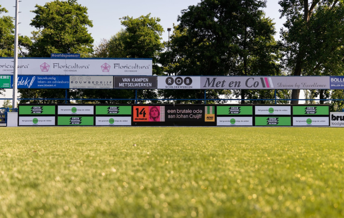 Reclameborden langs voetbalvelden wekken zonne-energie op en zuiveren lucht