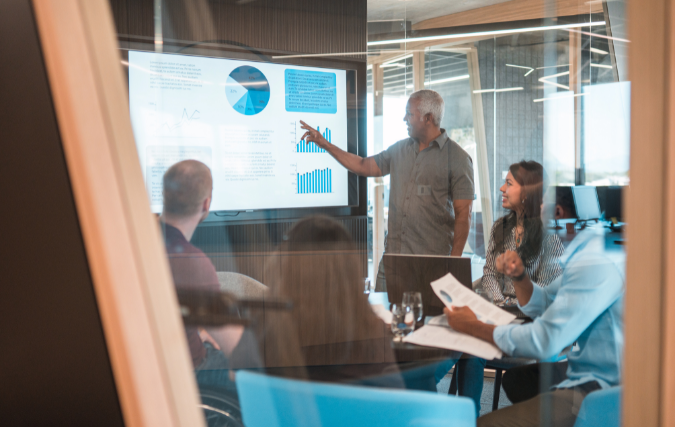 Wat zijn de verschillen tussen online marketingbureaus en salesbureaus?