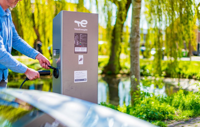 Nieuwe manier slim laden gebruikt meer zonne- en windenergie en spaart CO2