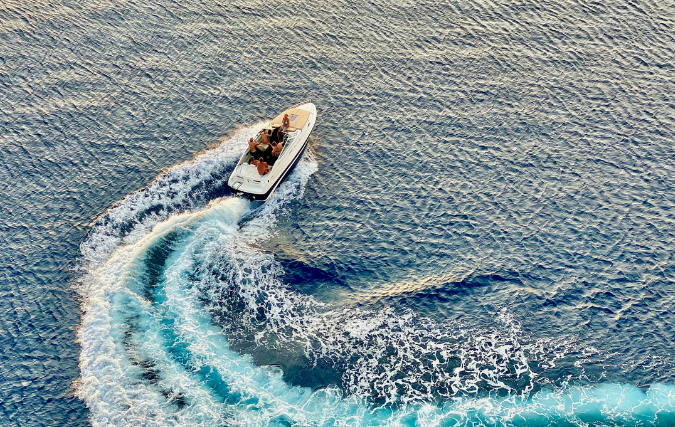Verover het water in stijl met een speedboot van Sanden Watersport