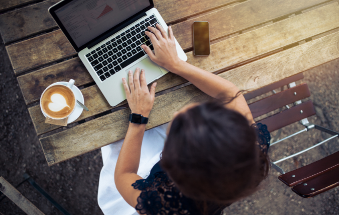 Onderzoek Storyblok toont aan dat consumenten websites vertrouwen, maar AI niet