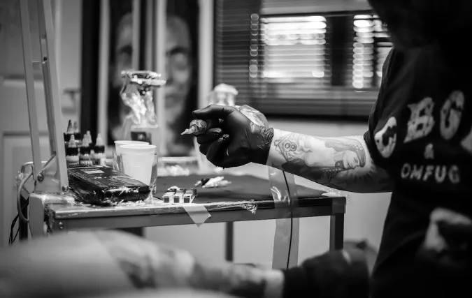 Tattoo studio starten of laten groeien: wat ondernemers vaak onderschatten (en hoe je het wél slim aanpakt)