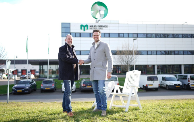 Tuinmeubelshop laat volkunststof tuinmeubelen recyclen door Milieu Service Nederland