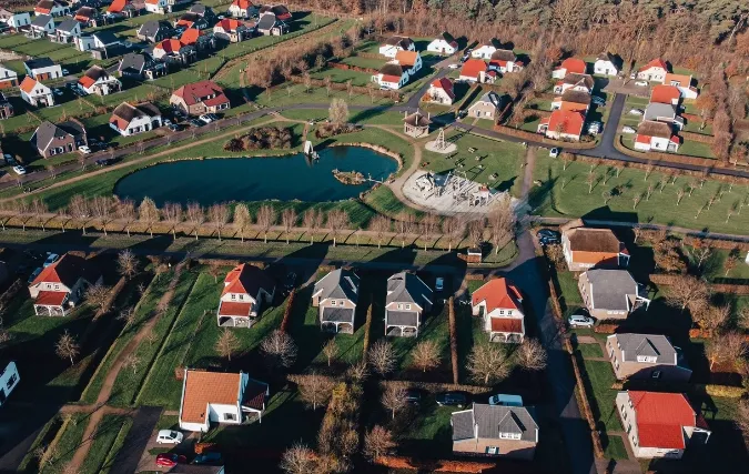 Onderzoek wijst uit: Nederlanders minder op vakantie in eigen land door btw-verhoging