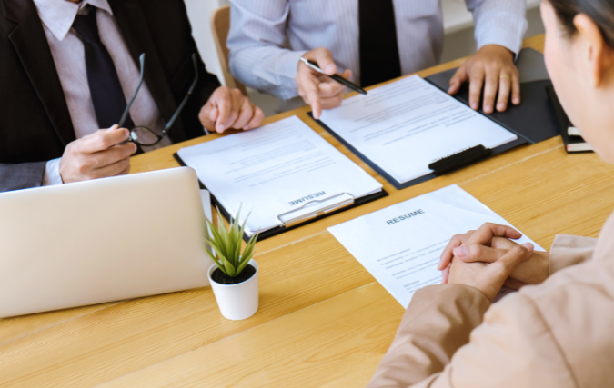Zelf werven en selecteren versus werving en selectie uitbesteden